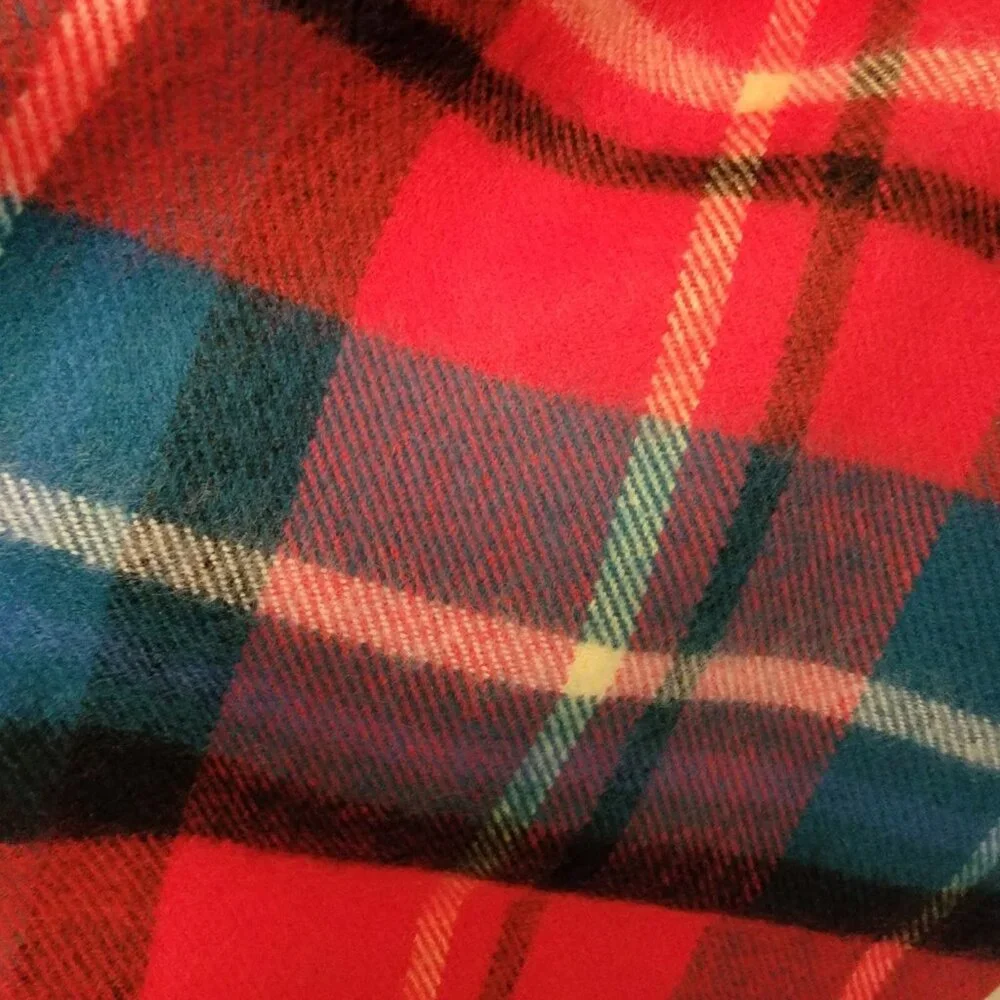 D & Y Fringed Scarf Softer Than Cashmere Unisex Red‎ Plaid